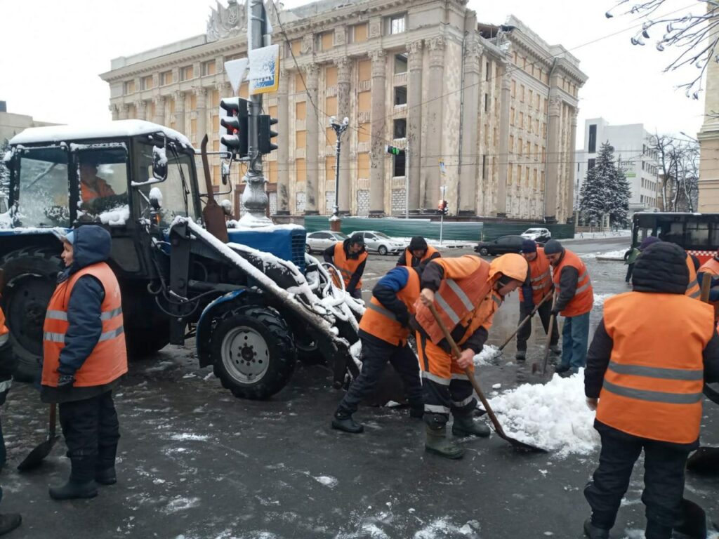 Харків чистять від снігу 2140 комунальників (фоторепортаж, відео)