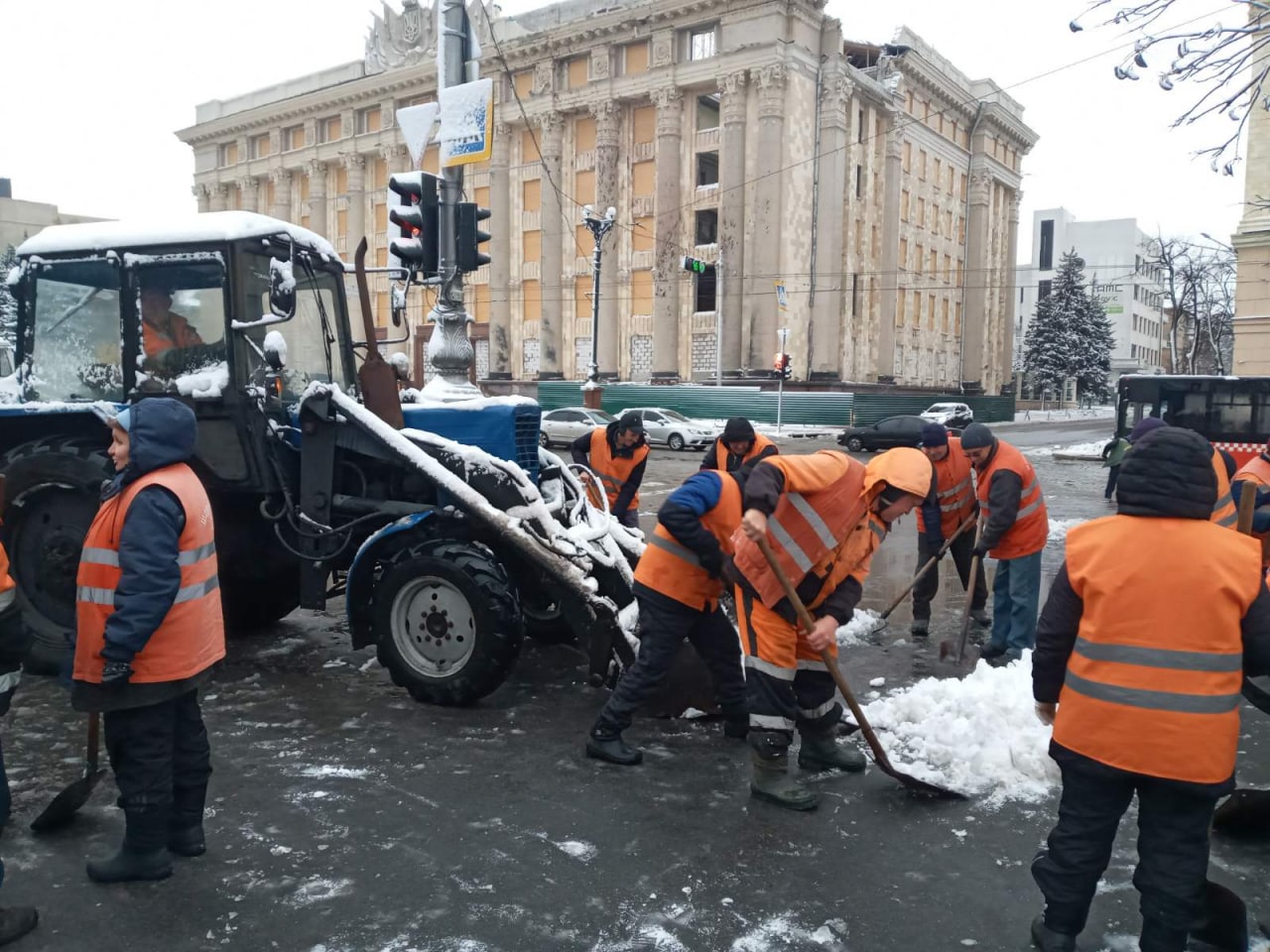 Харків чистять від снігу 2140 комунальників (фоторепортаж, відео)