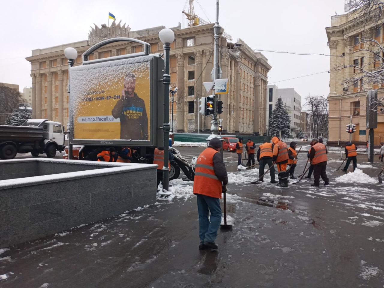 Харьков чистят от снега 23 ноября 2