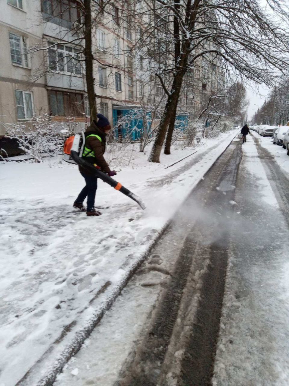 Дворник в Харькове чистит снег 2