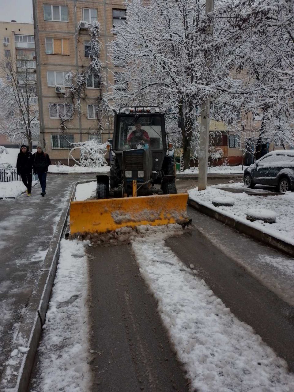 В Харькове чистят дорогу во дворе многоэтажки