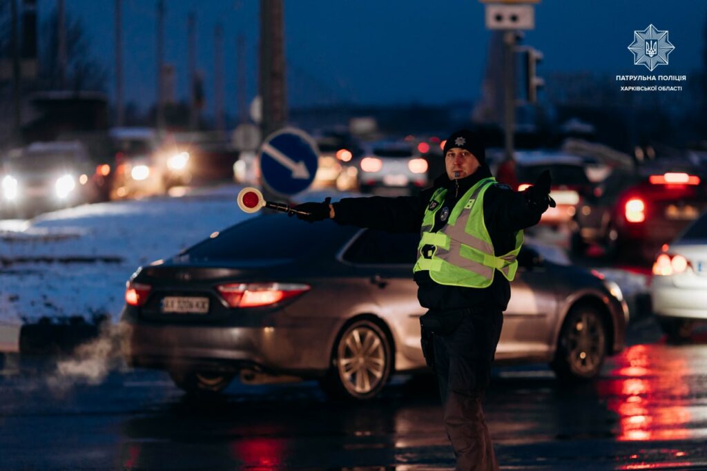 В Харькове — пробки: патрульные обратились к водителям и пешеходам (фото)