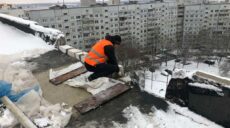 В Харькове строители восстанавливают заснеженные крыши после обстрелов (фото)