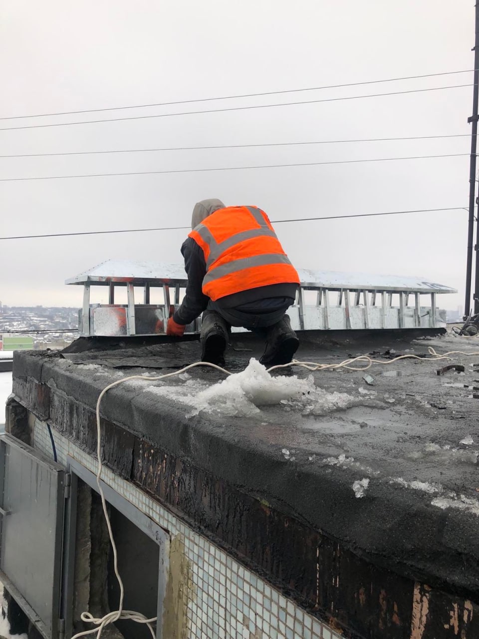 У Харкові відновлюють зруйновані обстрілами дахи багатоповерхівок