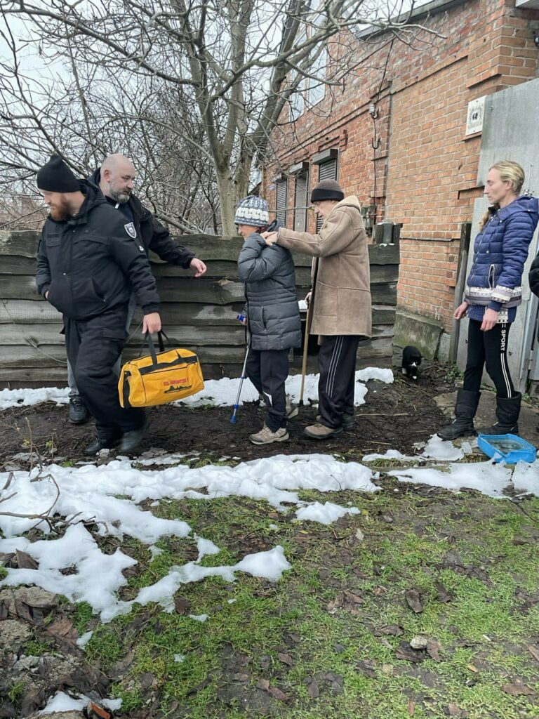 Полиция эвакуировала пожилых граждан из деоккупированной Харьковщины