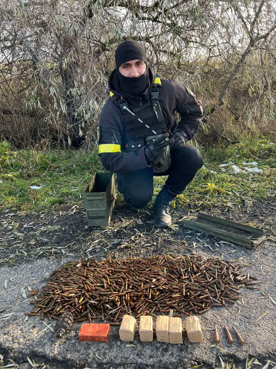 На Харківщині поліцейські “зібрали врожай” набоїв та гранат (фото)