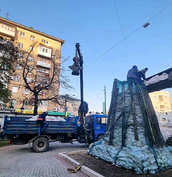 Судьбу бюста решат после войны. В Харькове убрали памятник Пушкину