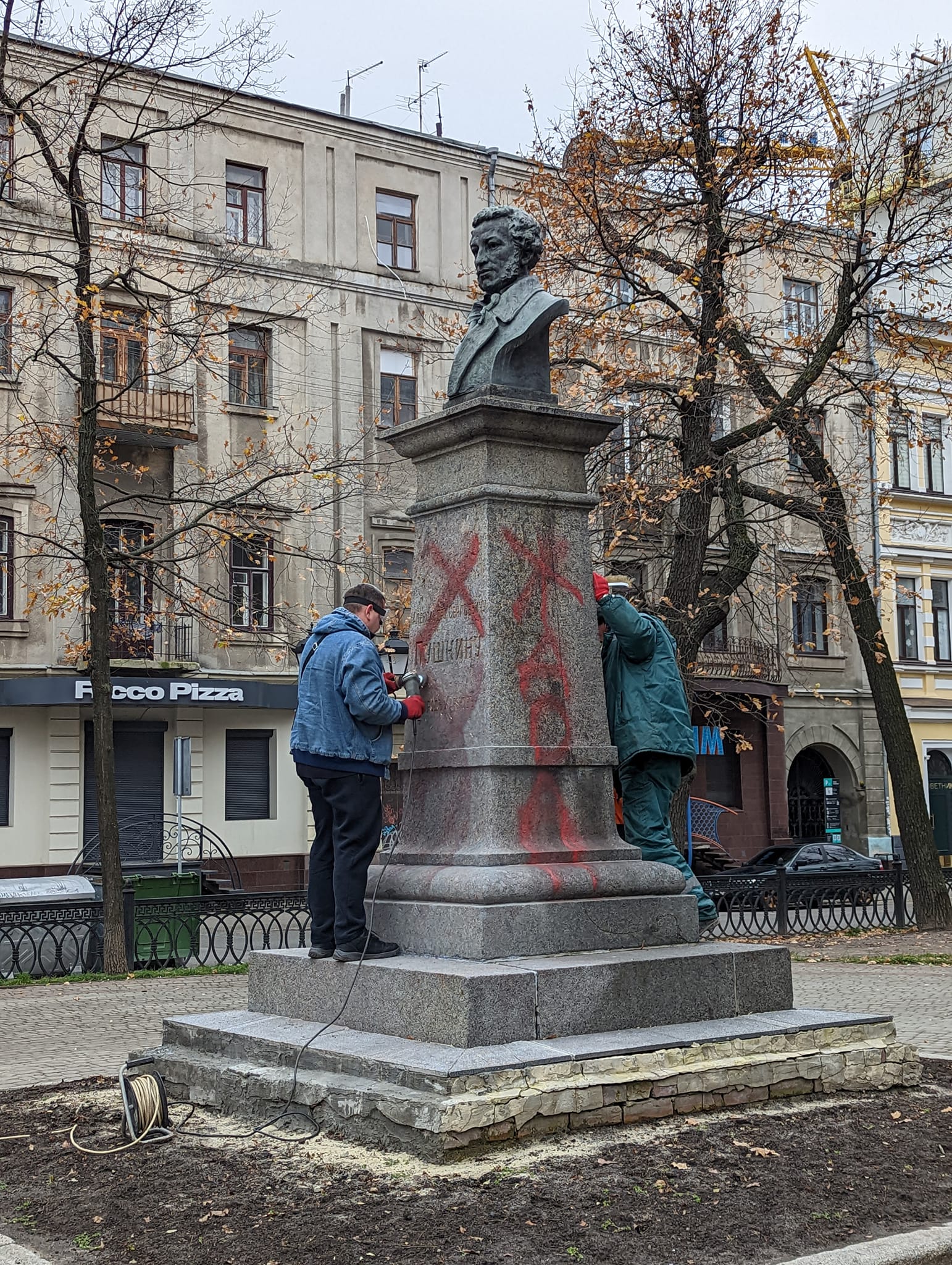 У Харкові невідомі обмалювали пам’ятник Пушкіну червоною фарбою