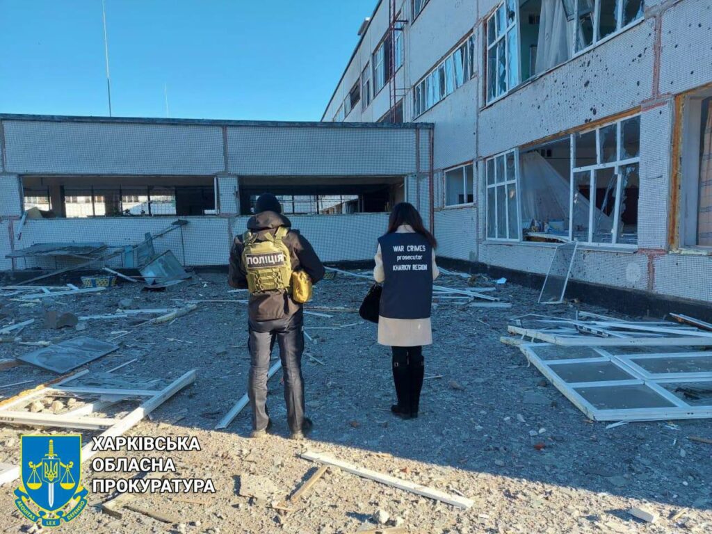 На Харьковщине россияне ударили 7 ракетами С-300 по школе, почте и магазинам