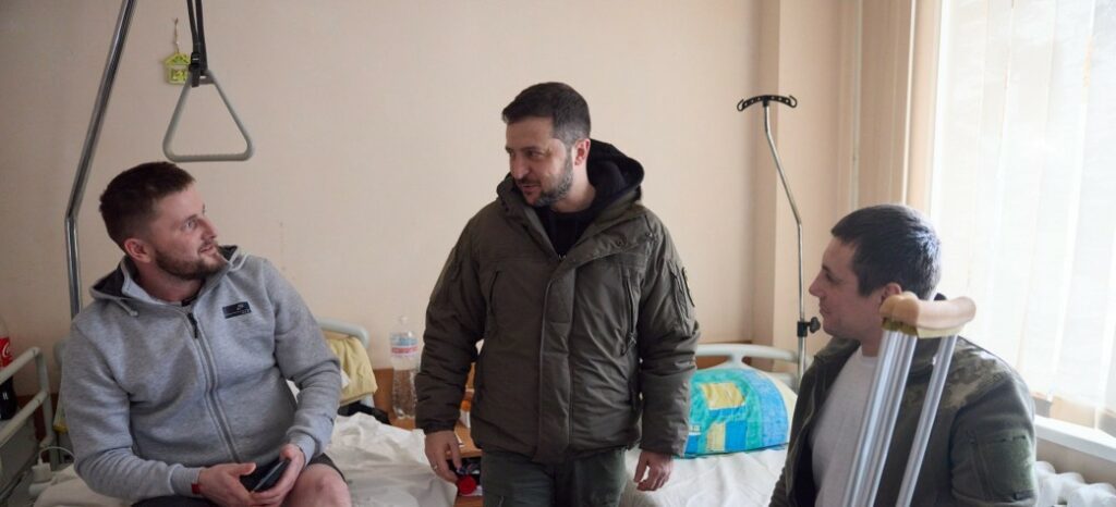 Зеленський відвідав Харківщину і зустрівся з військовими медиками (відео)