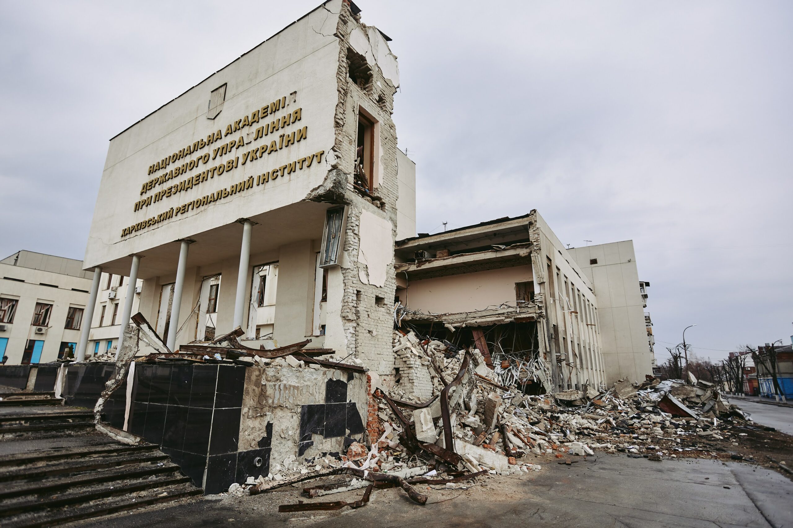 Здание академии госуправления в Харькове разрушено