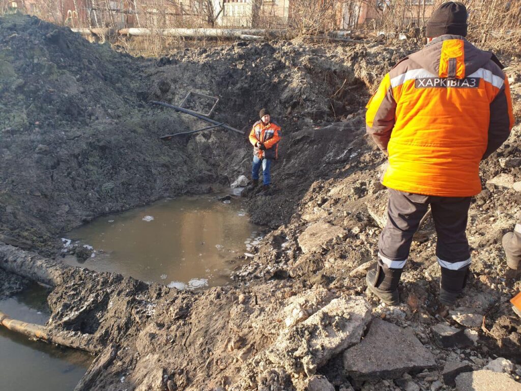 Харьковские газовики показали огромные воронки от вражеских ударов (фото)