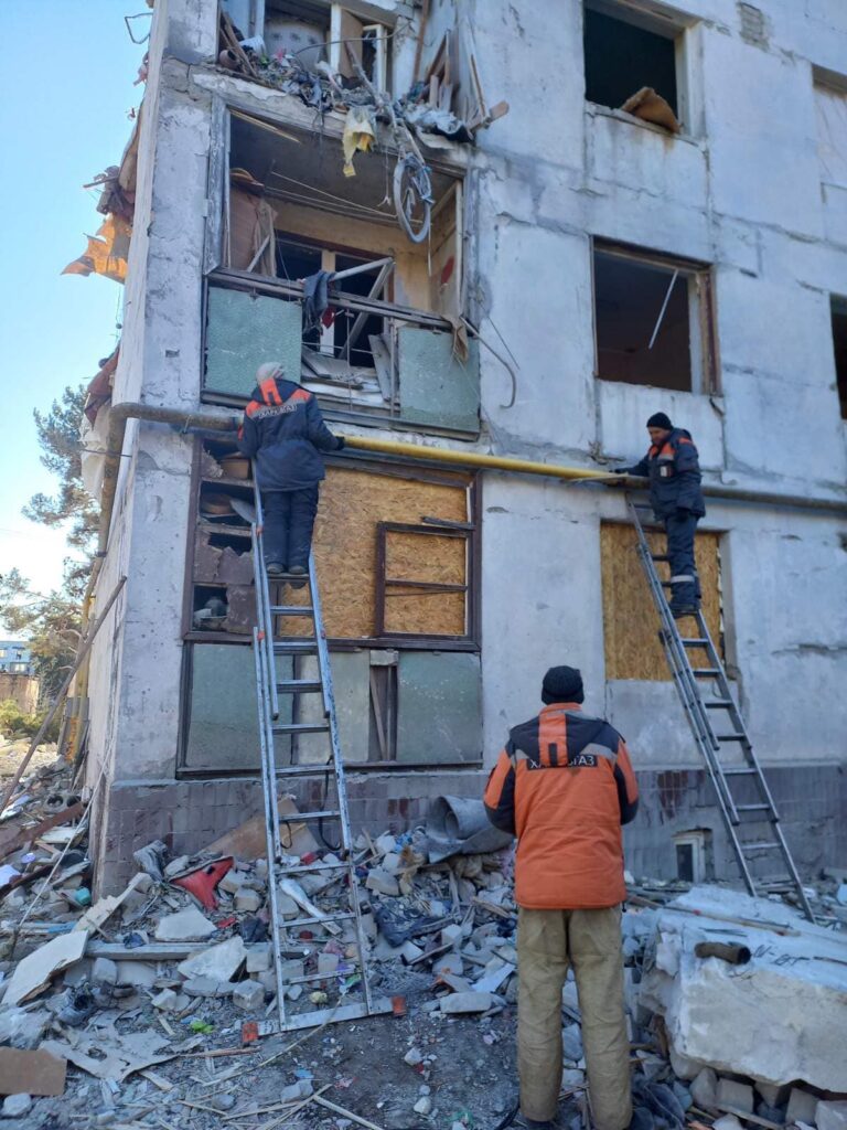 В многоэтажку на Харьковщине, поврежденную обстрелом, вернули газ
