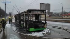 У Харкові на ходу загорівся тролейбус: водій отримав опіки (фото, відео)