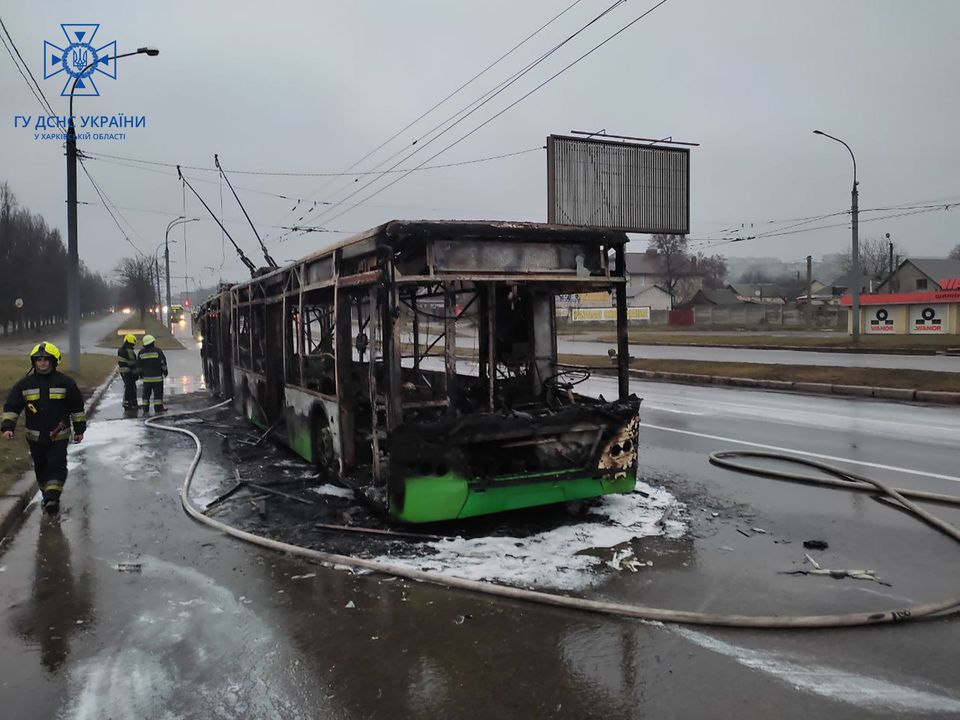 У Харкові на ходу загорівся тролейбус: водій отримав опіки (фото, відео)
