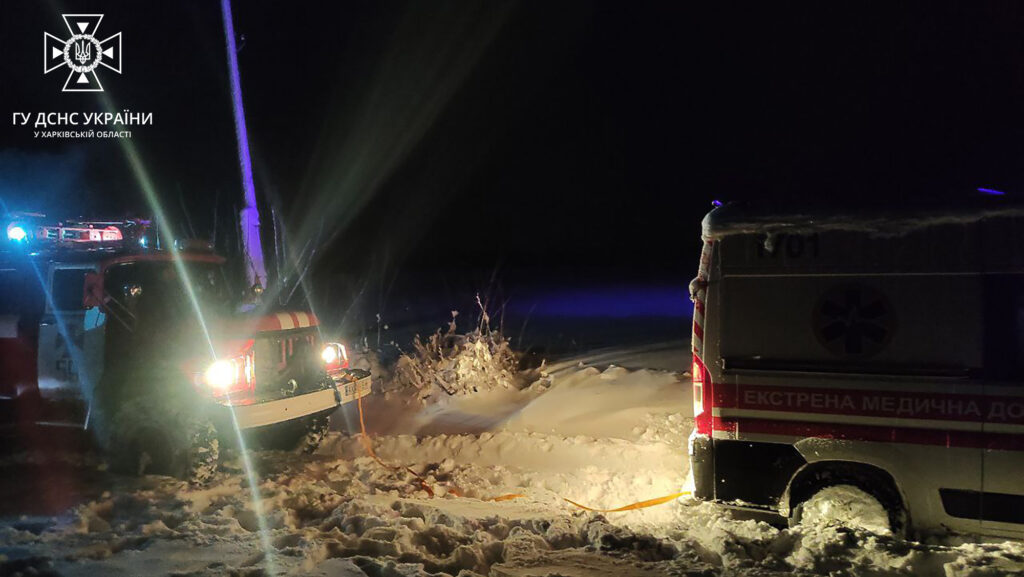 Ситуація на дорогах Харківщини: рятувальники витягли 2 швидкі та 3 вантажівки