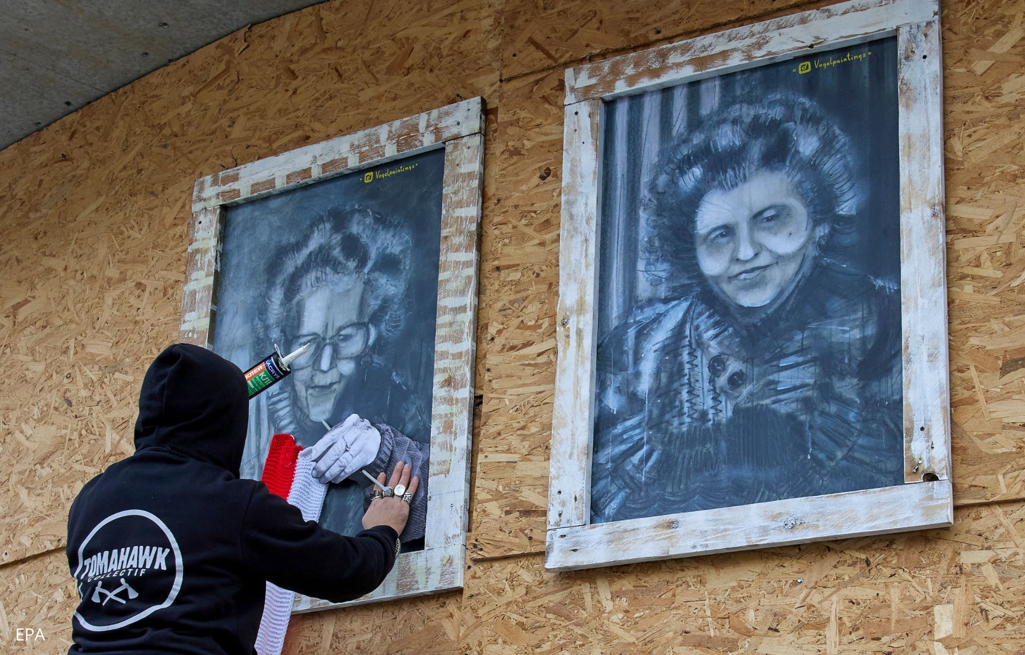 Картины польского художника в Харькове на разбитом здании 