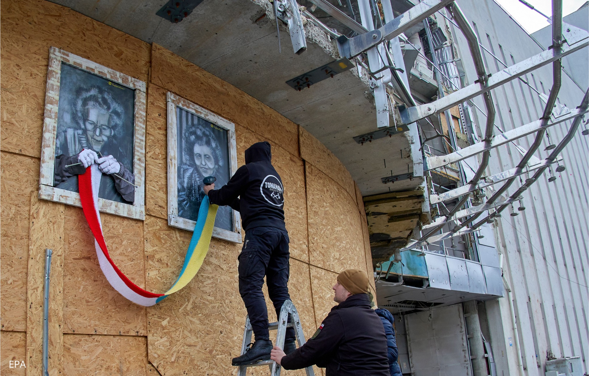 Картины польского художника в Харькове на разбитом здании 3