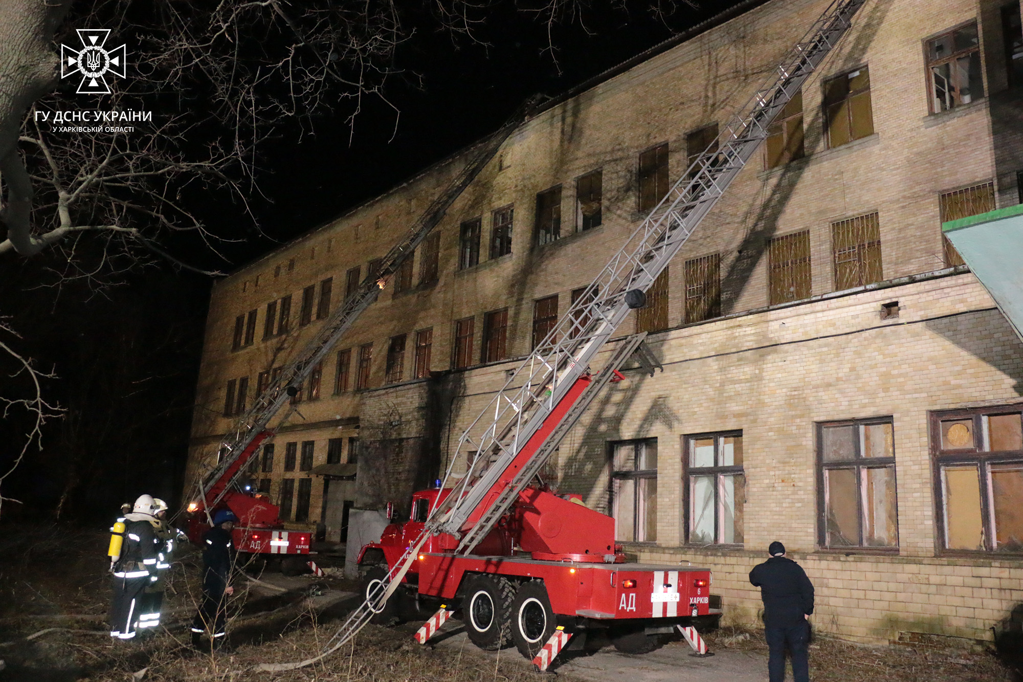 Ночью в Харькове случился масштабный пожар: его тушили 90 спасателей (фото)