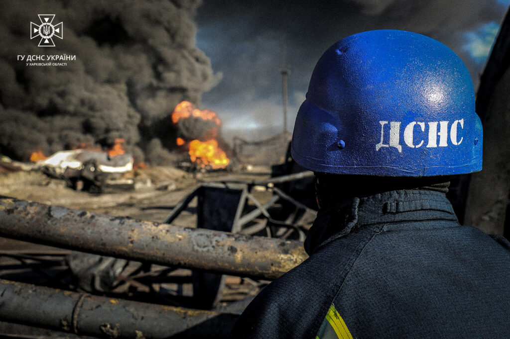 В огне и под обстрелами: опубликованы военные фото харьковских спасателей