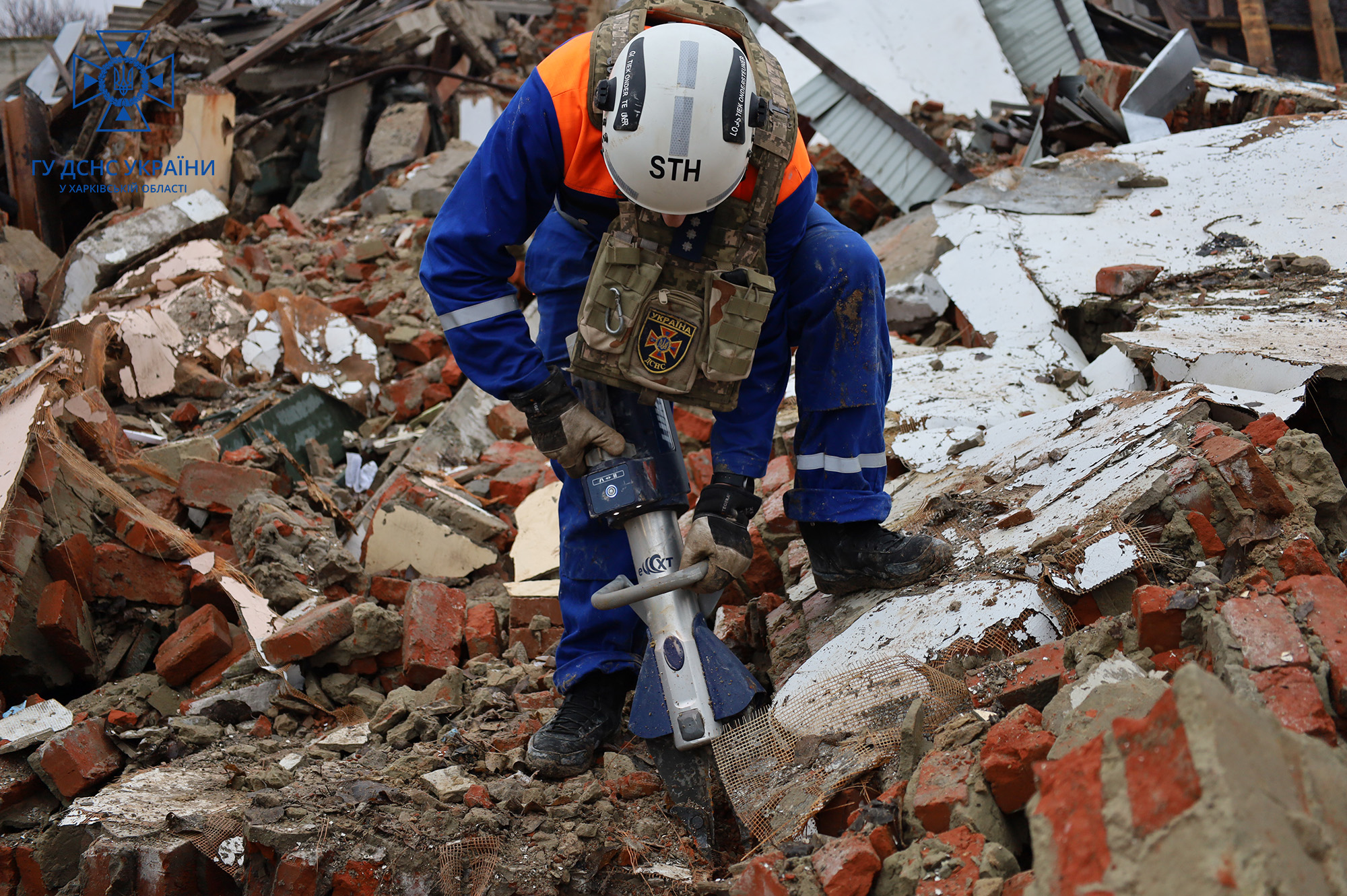 Розбір завалів після обстрілів у Балакеї 27 грудня 6