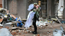Весільне фото волонтерів на тлі руїн у Харкові увійшло в топ The Guardian