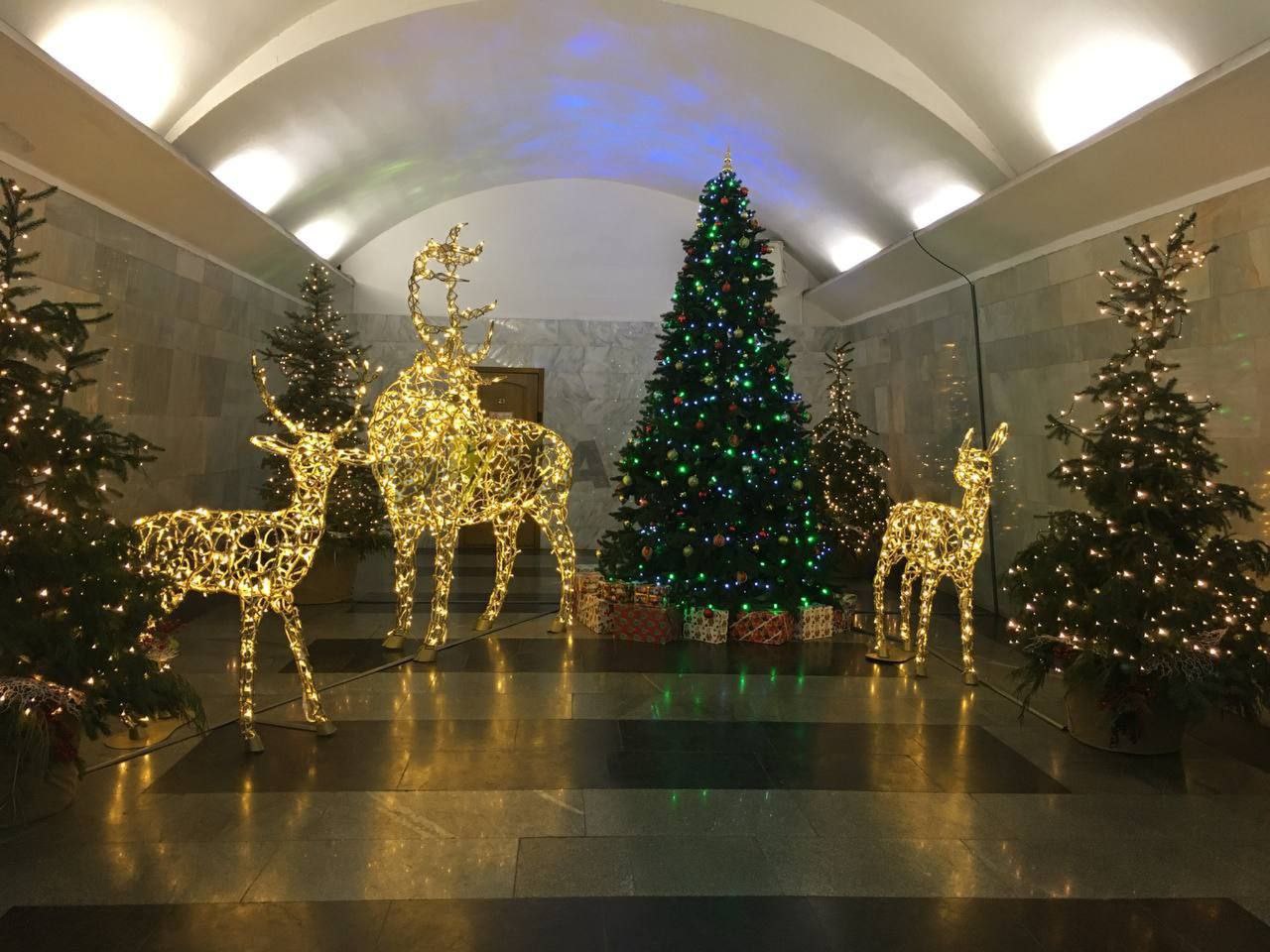 Ще одну станцію метро у Харкові прикрасили до Нового року