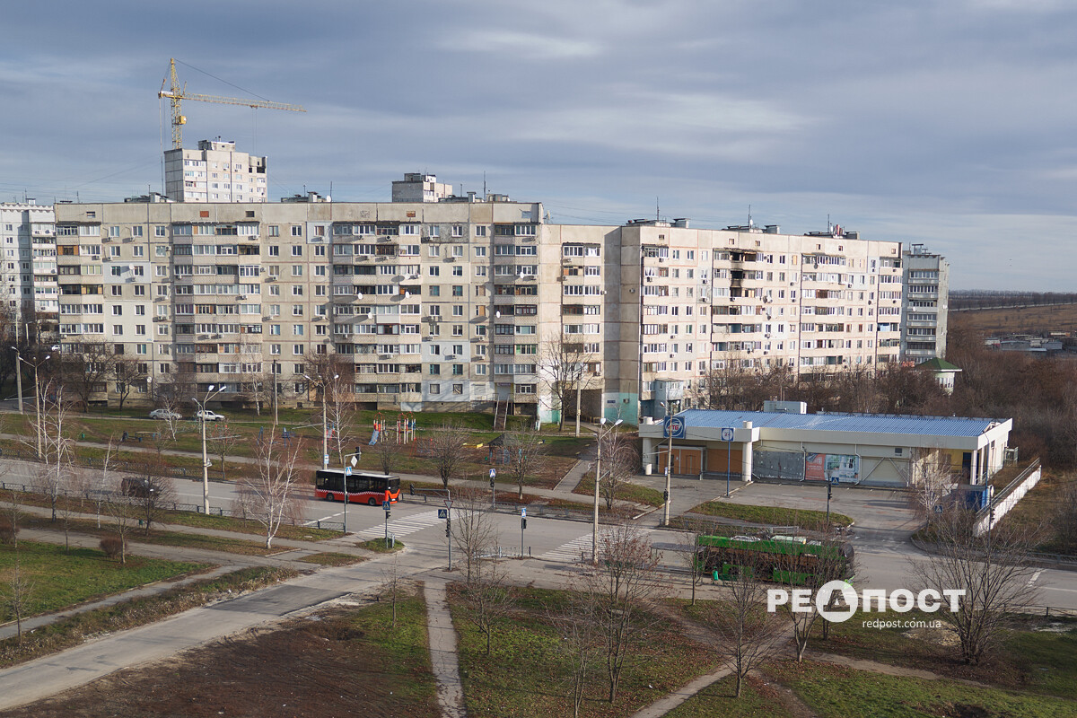 Поврежденные здания на Северной Салтовке готовят к зиме 3