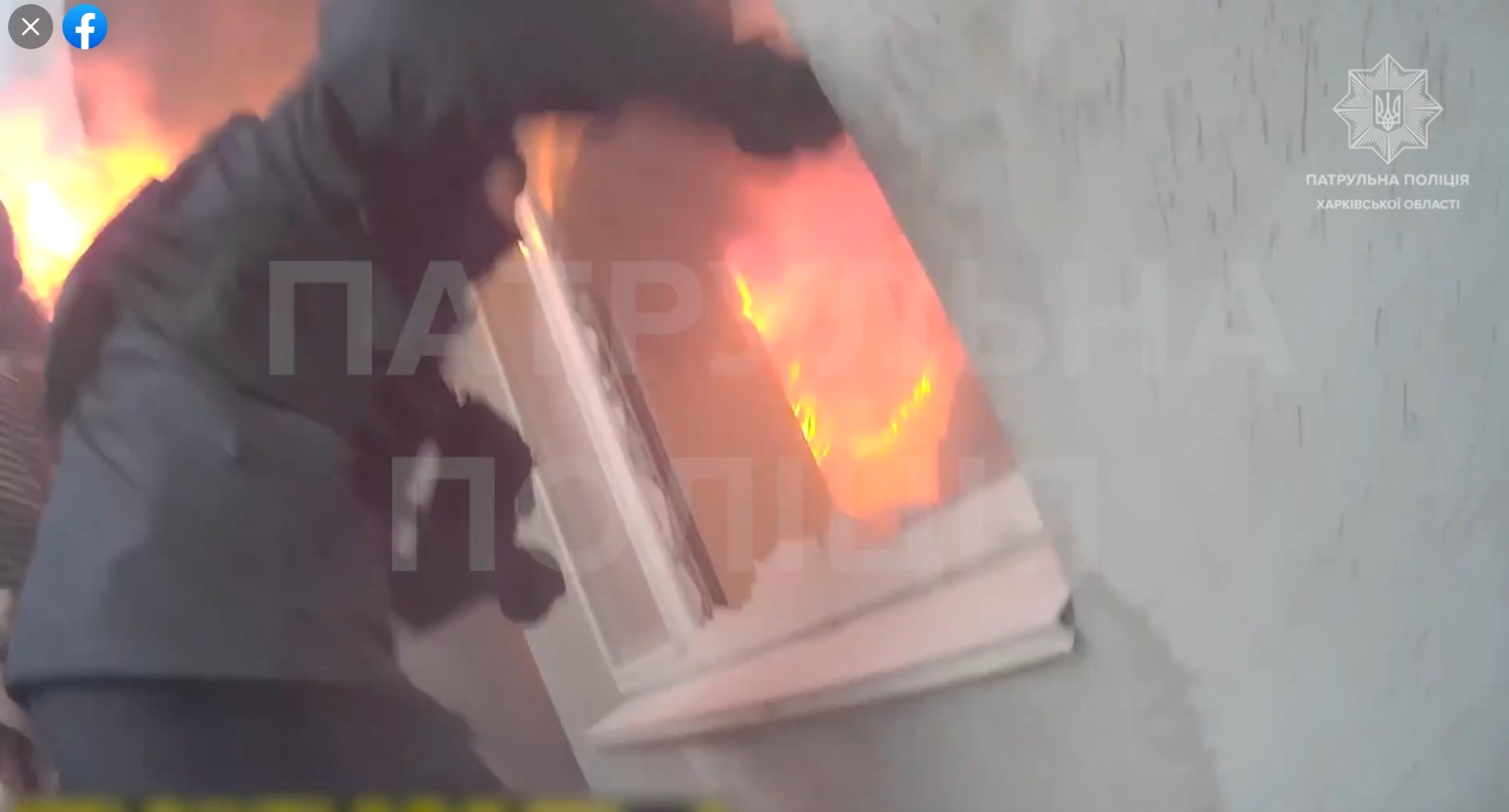 Вытащили прямо из огня: в Харькове копы спасли людей из горящего дома (видео)