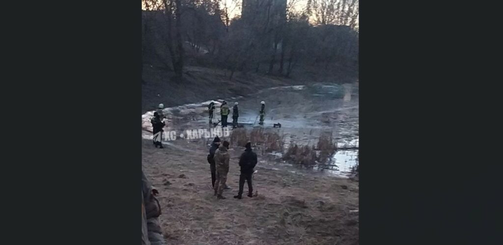 На Салтівці бійці ДСНС вирубали з льоду труп чоловіка