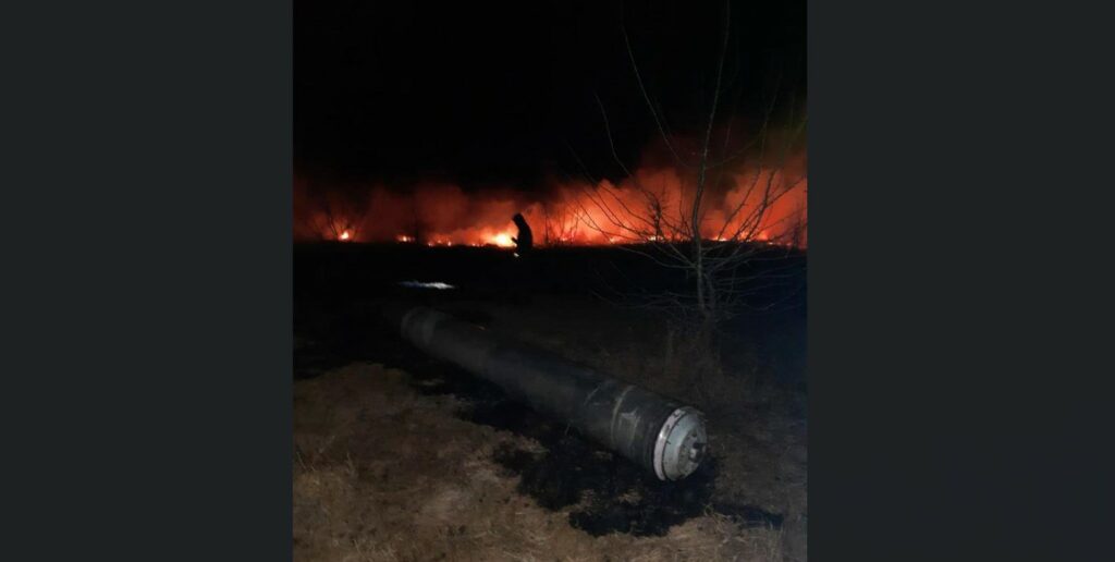 Окупанти вдарили по селищу на Чугуївщині, почалася пожежа – ОП (фото)