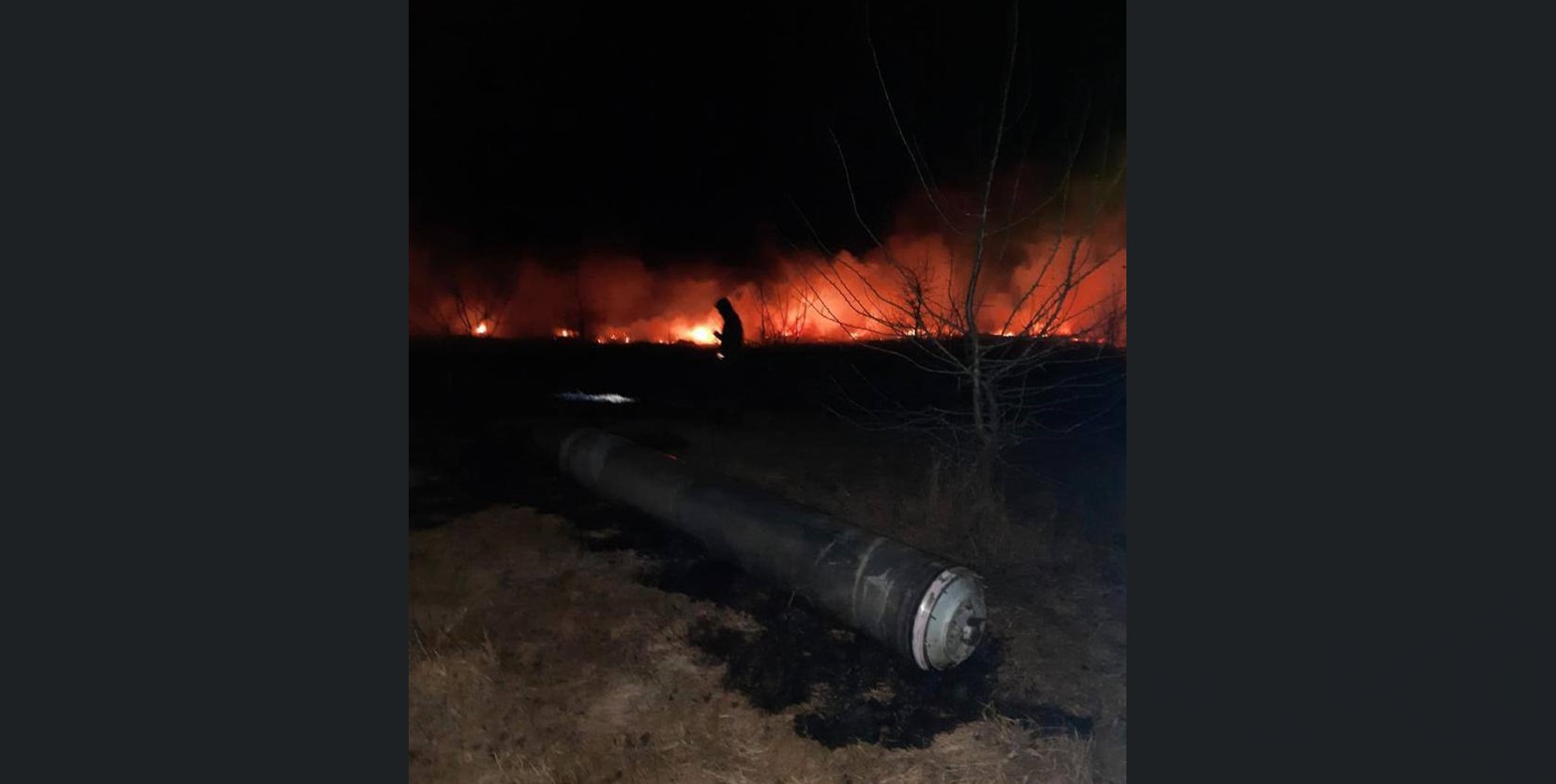 Оккупанты ударили по поселку на Чугуевщине, начался пожар — ОП (фото)