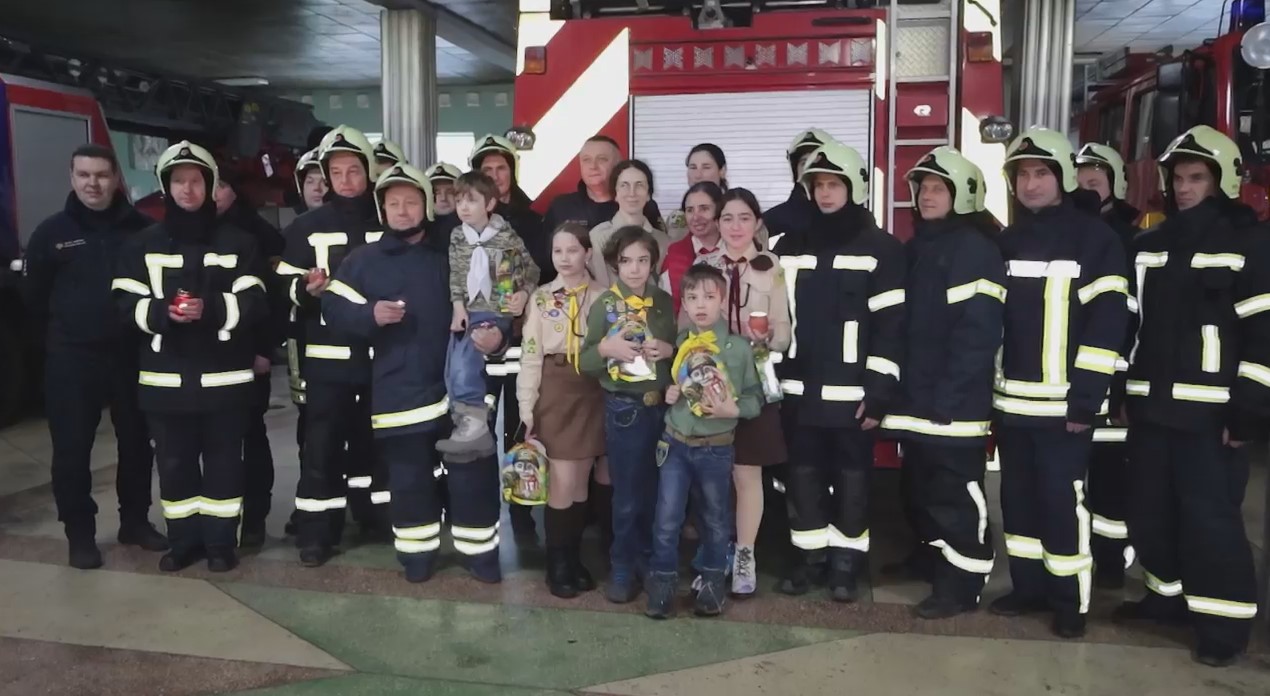 Харьковским спасателям передали Вифлеемский огонь мира и спели колядки (видео)