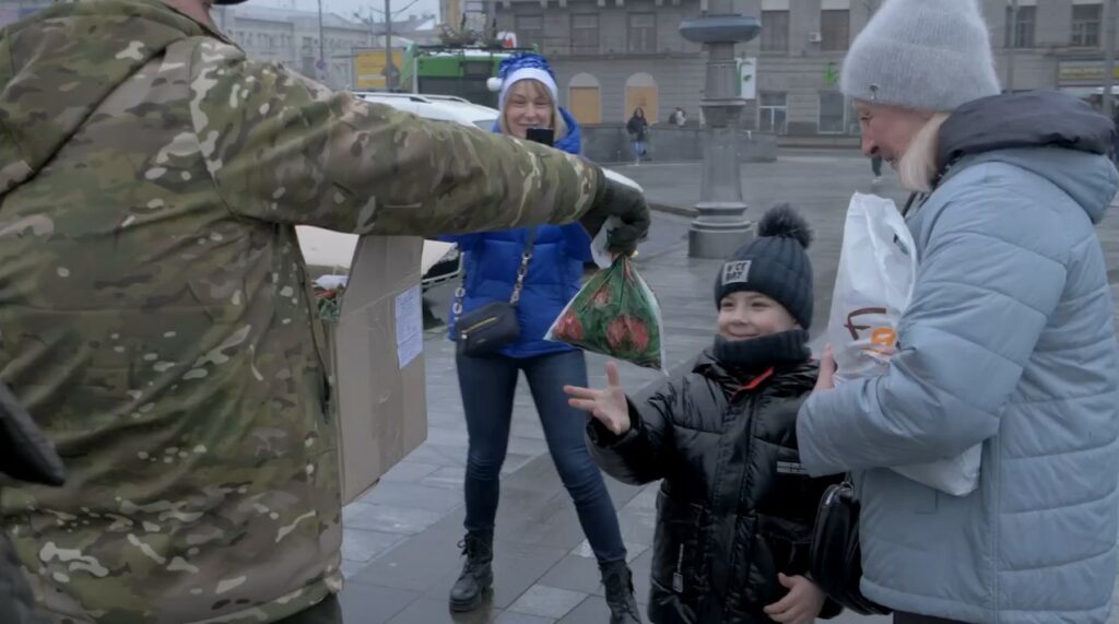 Як бійці Kraken роздавали різдвяні подарунки в центрі Харкова (відео)