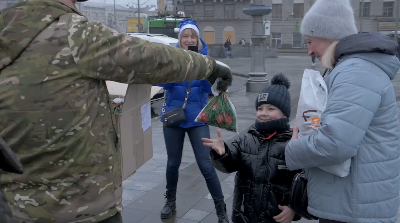 Как бойцы Kraken раздавали рождественские подарки в центре Харькова (видео)