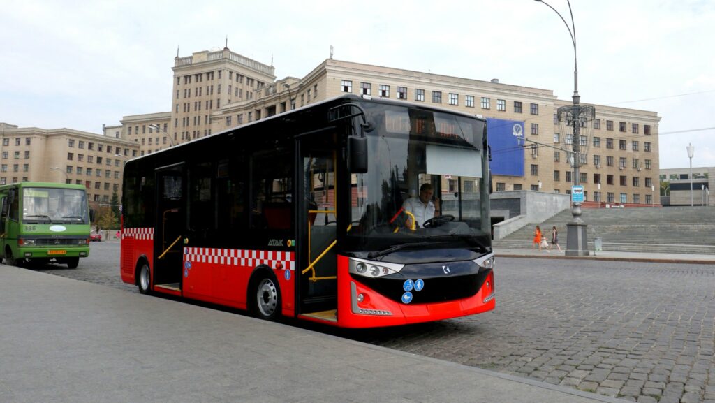 Сотня автобусов заменяет электротранспорт в Харькове. Проезд бесплатный
