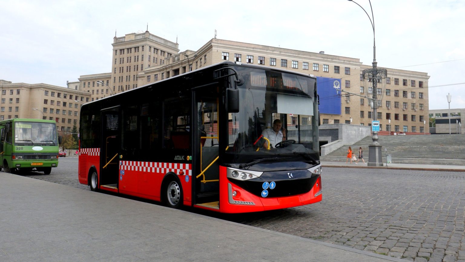 Сотня автобусів замінює електротранспорт у Харкові. Проїзд безкоштовний