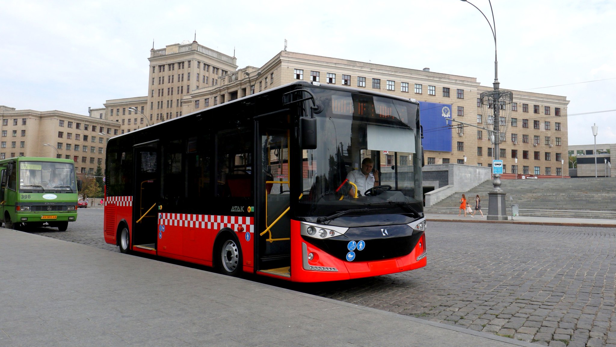 Сотня автобусов заменяет электротранспорт в Харькове. Проезд бесплатный