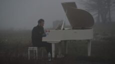 В тумане для половецких баб: известный пианист сыграл на горе в Изюме (видео)
