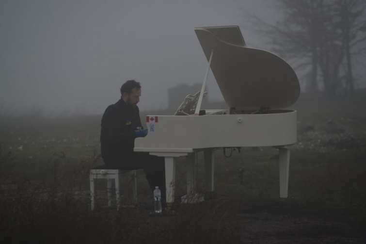 У тумані – для половецьких баб: відомий піаніст зіграв на горі в Ізюмі (відео)