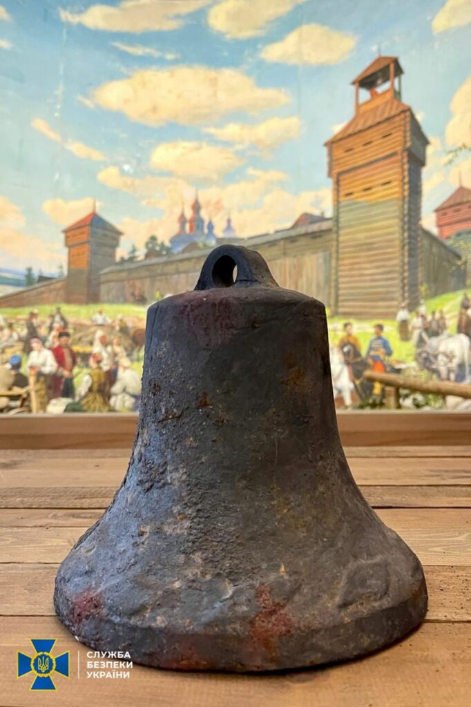 СБУ віддала дзвін з храму, який знищили росіяни, харківському музею