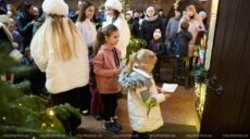 Мало посмішок, бажань майже немає – св. Миколай на відкритті ялинки в Харкові