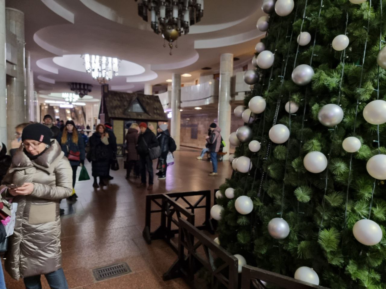 В Харькове в метро установили новогоднюю елку (Фото)
