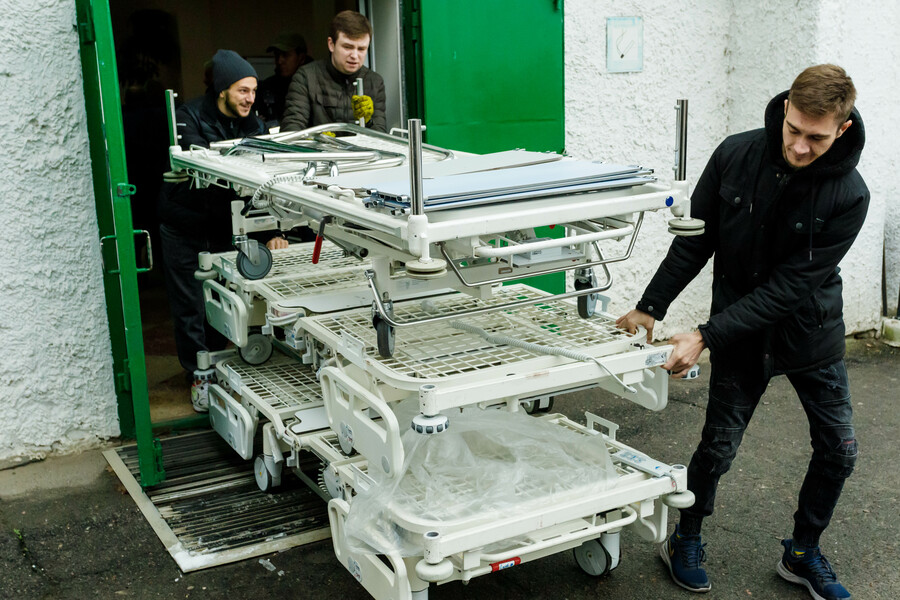 Больницы Харьковщины получили 360 коек и анестетики от Германии