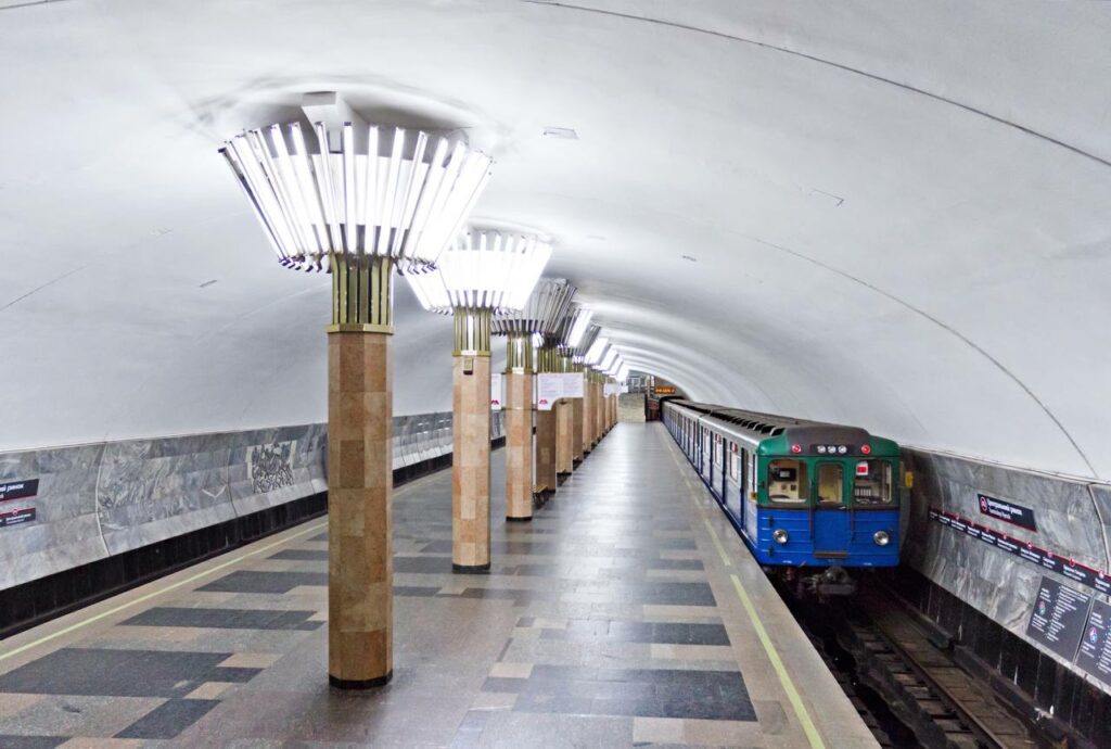 Движение по всем линиям метро в Харькове восстановили
