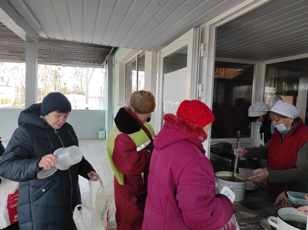 Бесплатные горячие обеды в первый день получили 10 тысяч харьковчан — мэр