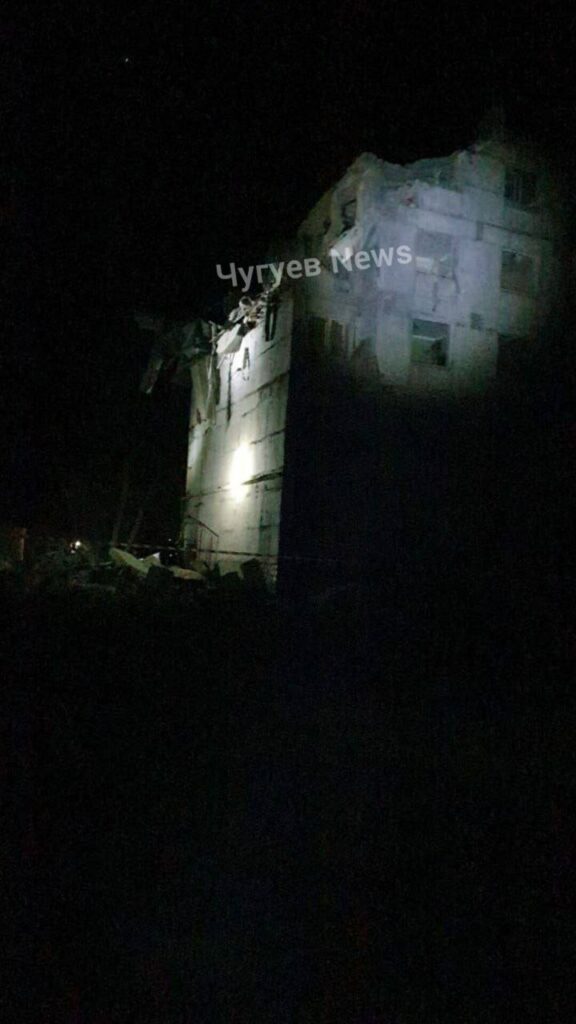 Ночью ракета разрушила многоэтажку в Чугуеве — соцсети (обновлено, видео)
