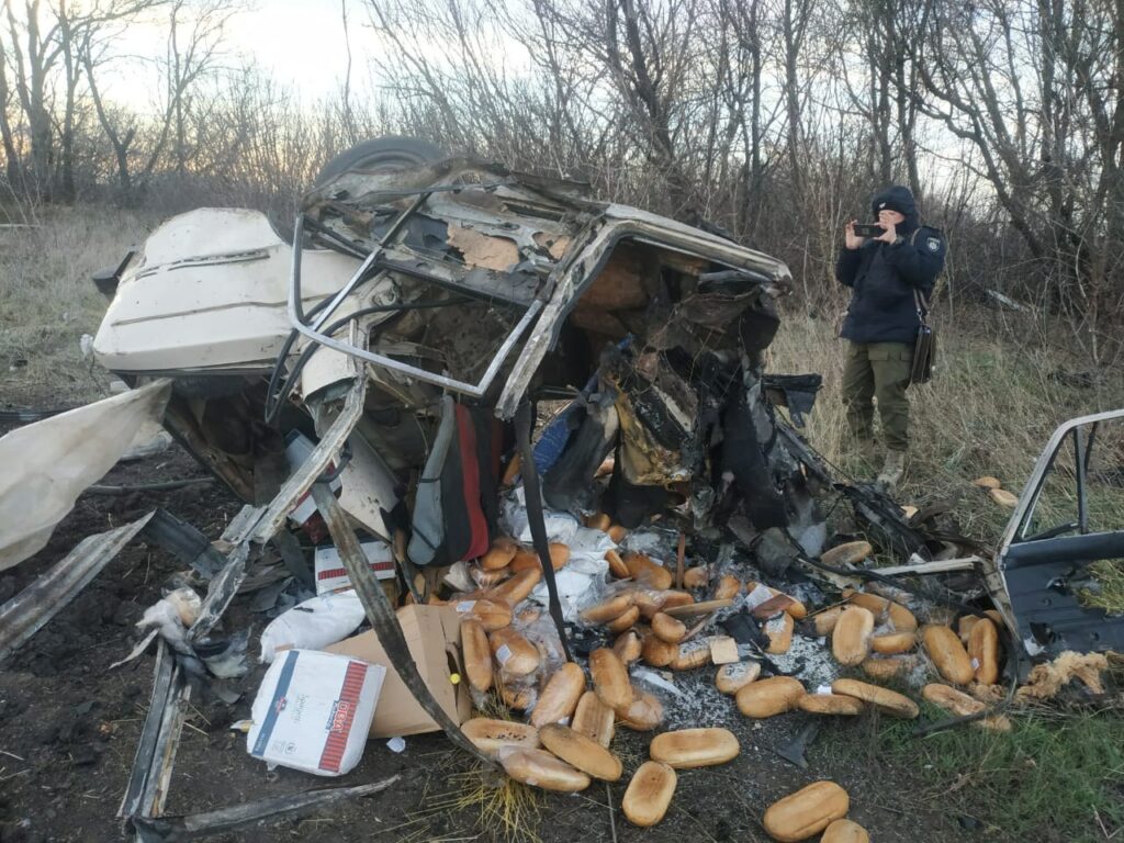 Везли хлеб: двое мужчин на автомобиле подорвались в поле на Харьковщине (фото)