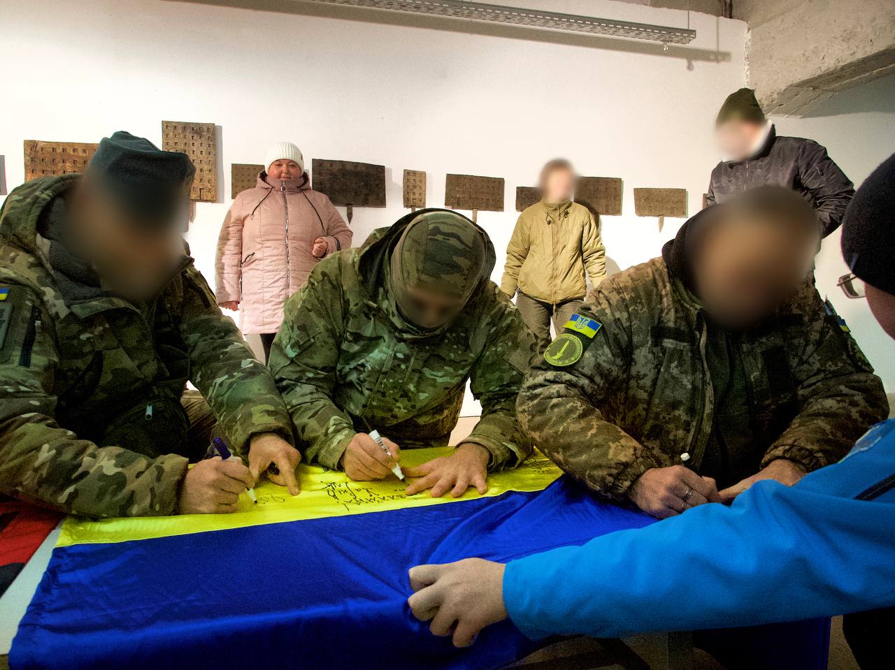 Воины Kraken подписывают флаг Украины