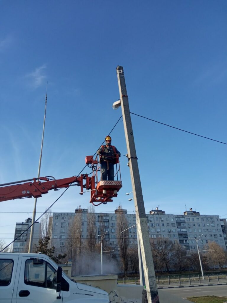 На Пятихатках, Шишковке и «Горизонте» восстанавливают уличное освещение (фото)